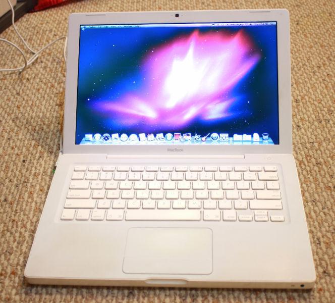 Apple Macbook with NEW Battery!