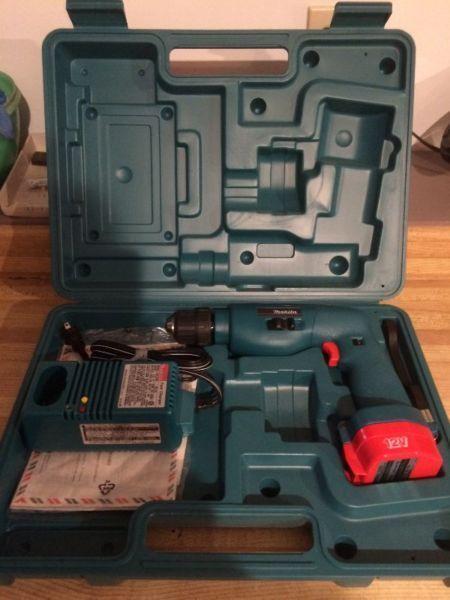 Makita 12V drill kit