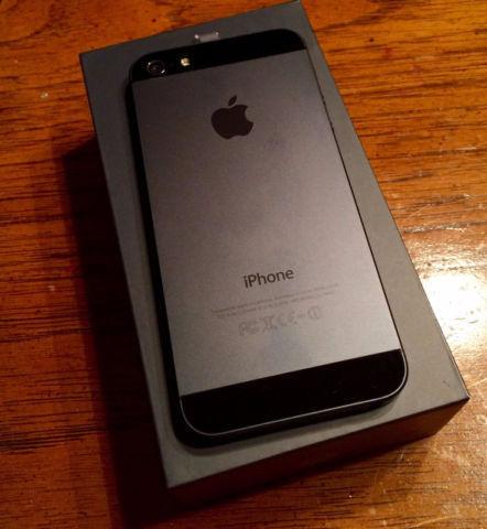 Bell APPLE IPHONE 5 - 16GB - is in mint condition