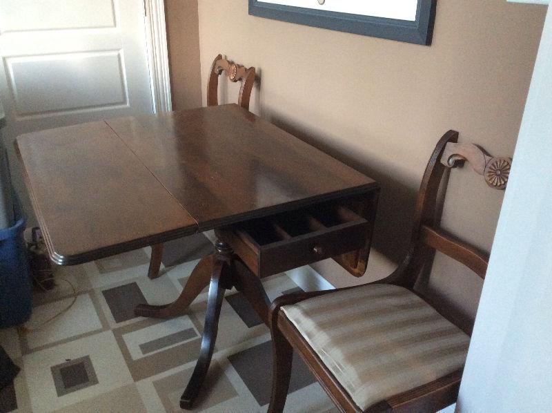 Beautiful Duncan Phyfe drop leaf table & 2 chairs