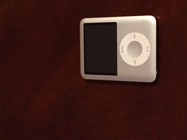 Apple iPod nano 8 GB 3rd Generation (Silver)