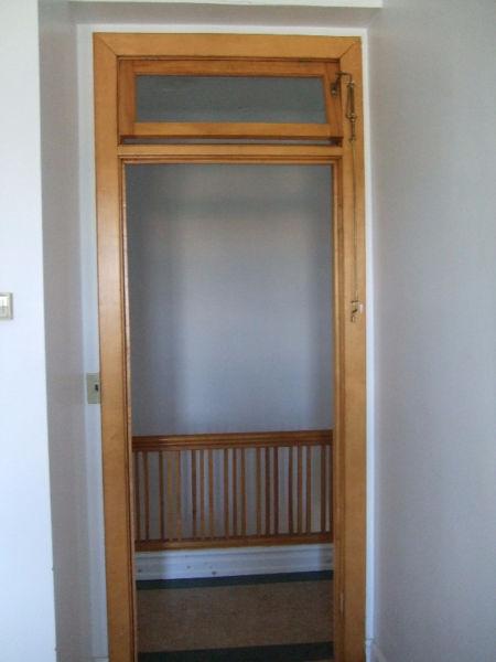 Cadre complet de porte avec fenêtre au dessus