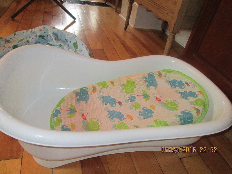 Baby Tub with little insert holder and another inflatable one