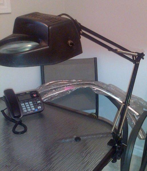 Magnifying swivel desk lamp