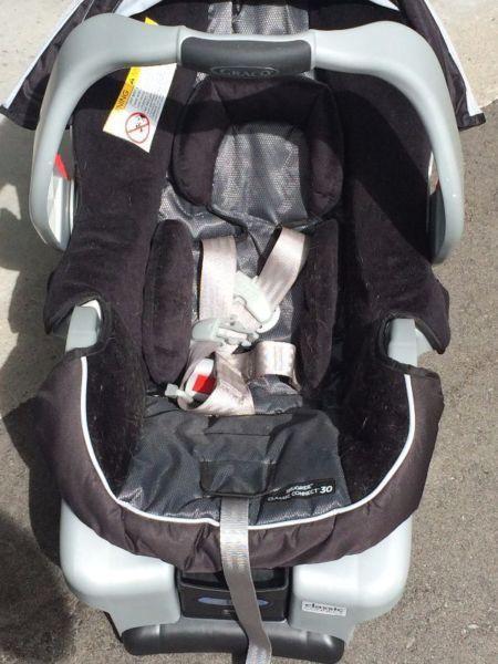 INFANT CAR SEAT WITH BASE