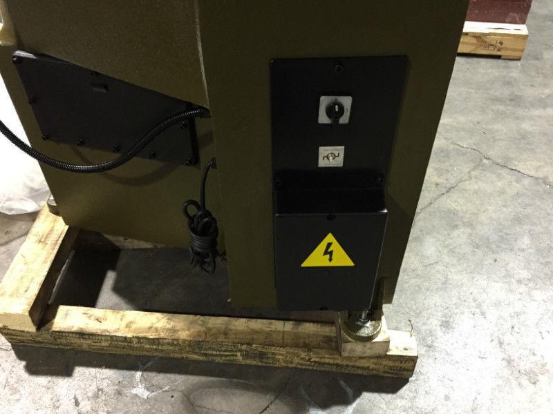 Atom type clicker press