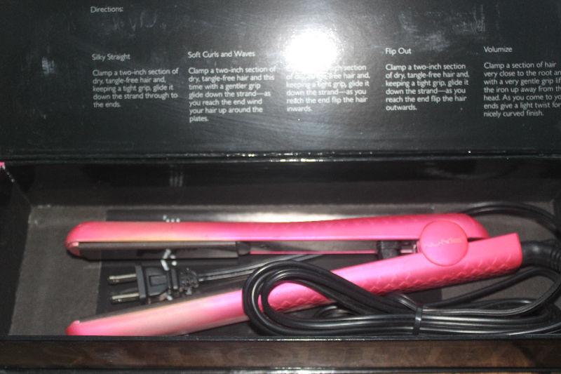 NUME HAIR STRAIGHTENER / FLAT IRON (heats up very quickly)