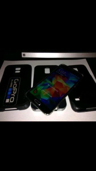 SAMSUNG S5 WITH 3 CASES