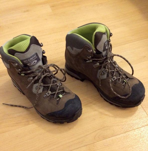 Scarpa Goretex Hiking Boots-Women Sz 6-perfect condition