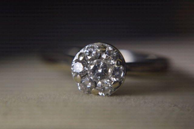 **BEAUTIFUL** 14K White Gold 0.20cttw Diamond Ring - Size 8