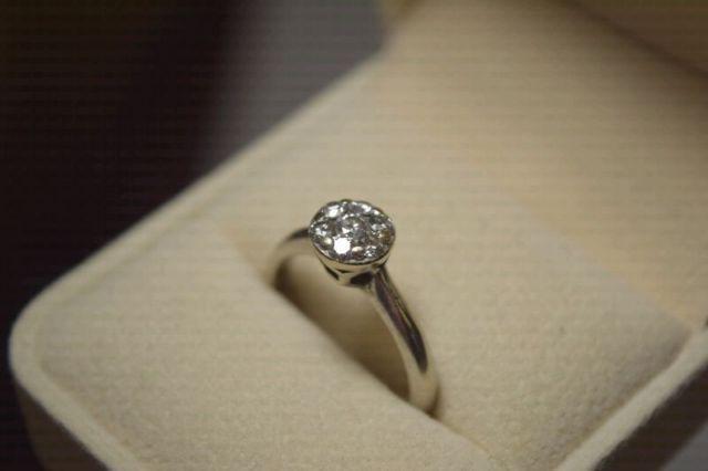 **BEAUTIFUL** 14K White Gold 0.20cttw Diamond Ring - Size 8