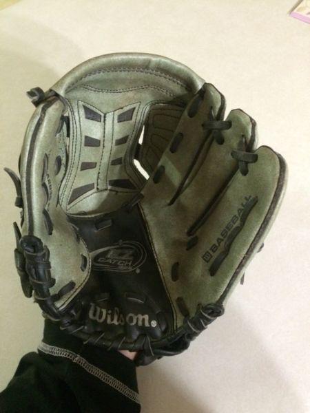 Wilson EZ Catch 325 Youth Baseball Glove