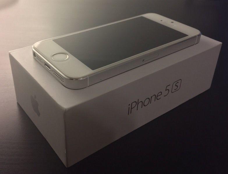 iPhone 5s (Silver + Unlocked + Great Condition)