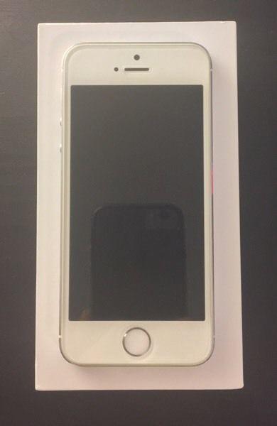 iPhone 5s (Silver + Unlocked + Great Condition)