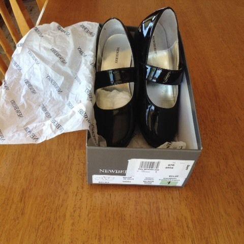 Girl's black patent shoes
