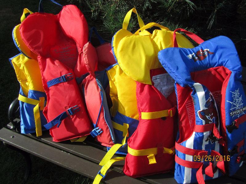 Life jackets/ gilets de sauvetage
