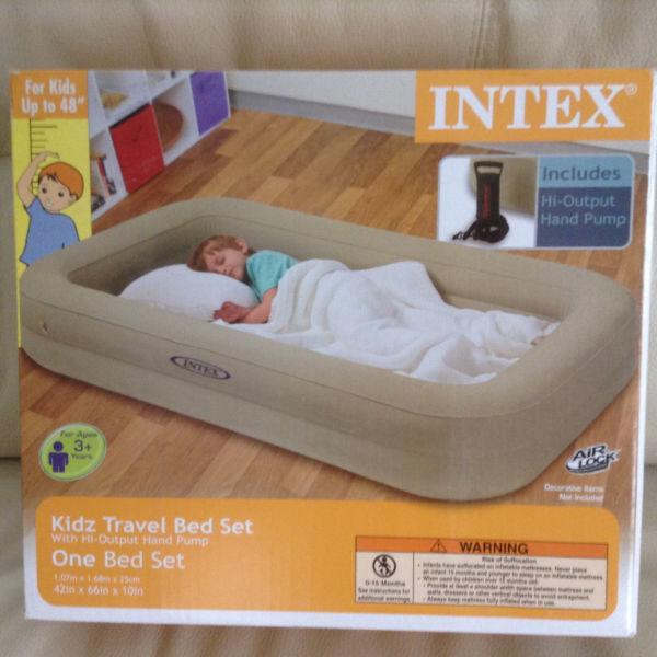 CHILD'S INFLATABLE BED