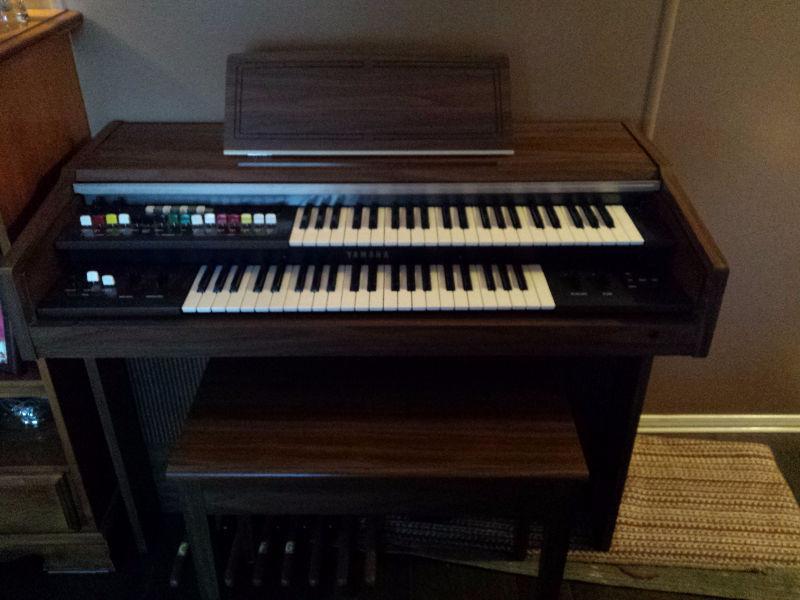 ELECTRIC ORGAN WITH BENCH