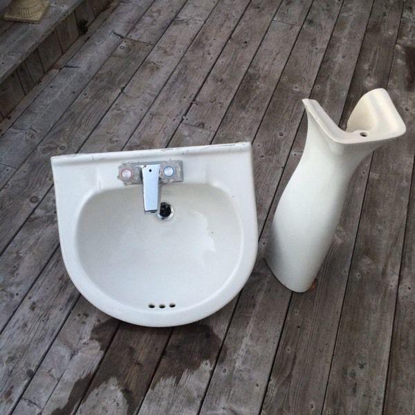 Pedasol sink & taps