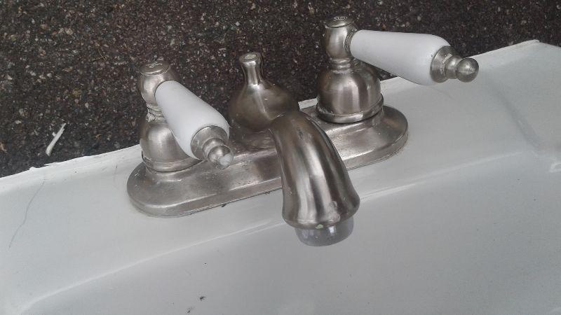 white pedestal sink
