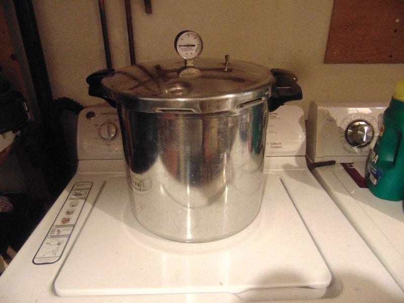 Large Pressure Cooker, Great for fall preserving !