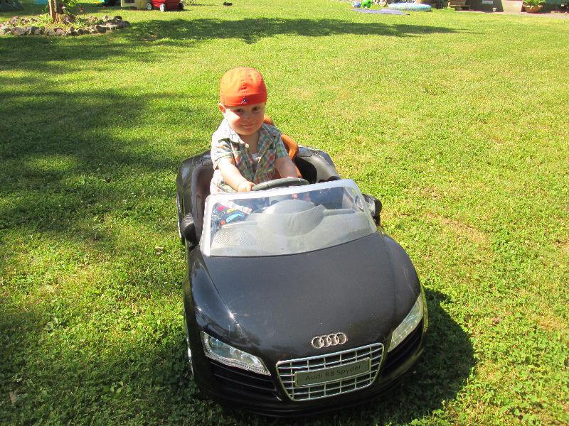 childs battery operated car AUDI 6 volt