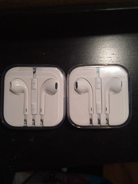 Deux paires d'écouteurs Apple