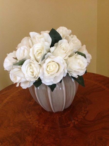 vase de fleur beige et off-white