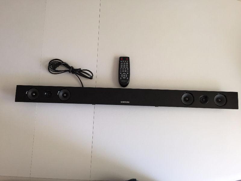 Samsung HW-F450 2.1 Channel Soundbar avec Wireless Subwoofer