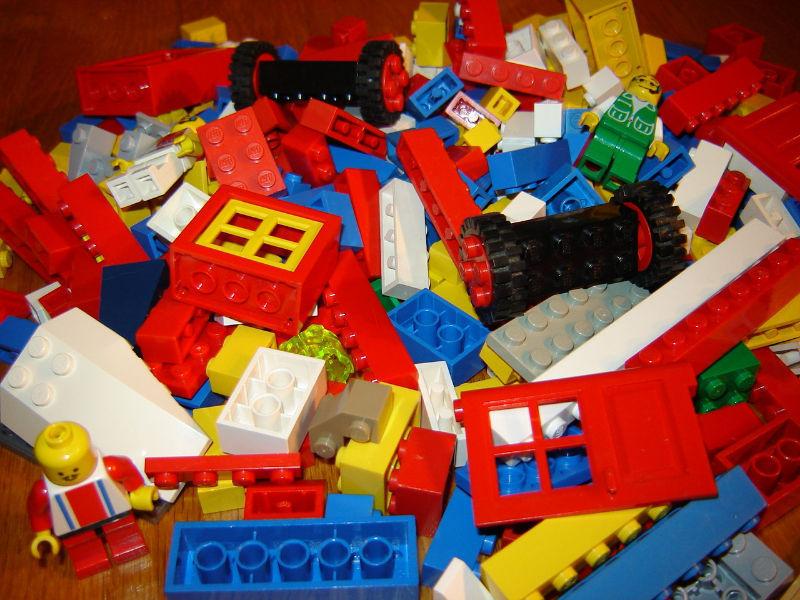 Lot de 300 pièces de Lego avec minifigures,portes,fenetres,roues