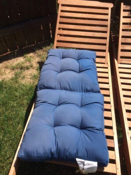 Patio chair cushions. / coussins pour chaises de patio