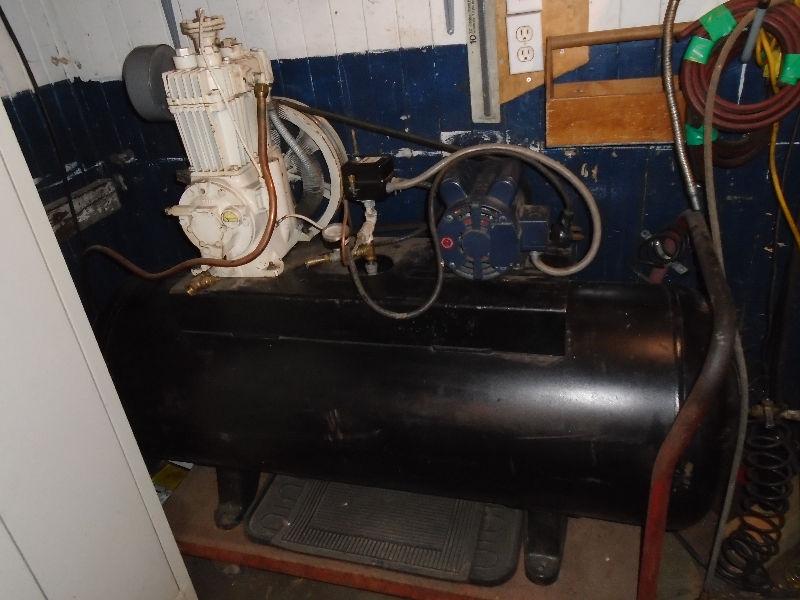 COMPRESSEUR 80 GALONG 220 TANK NEUVE AN = ET MOTEUR 17.5