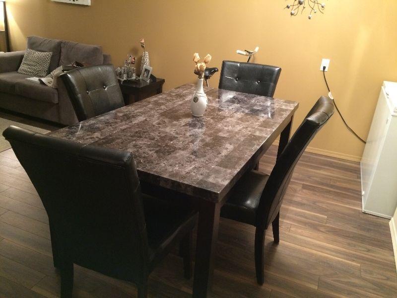Saskatoon-Moving sale- dinning table+ 4 chair