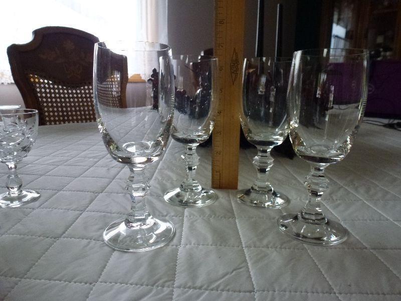 4 White wine glasses