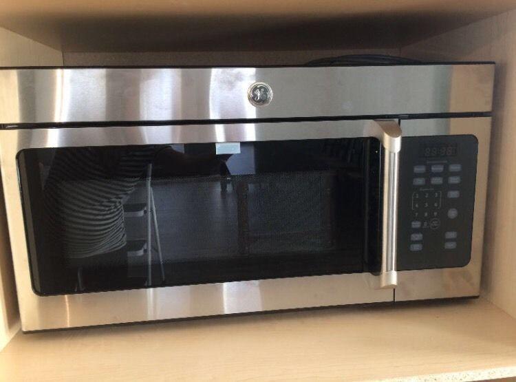 BRAND NEW NEVER USED: Over the Range Microwave Oven