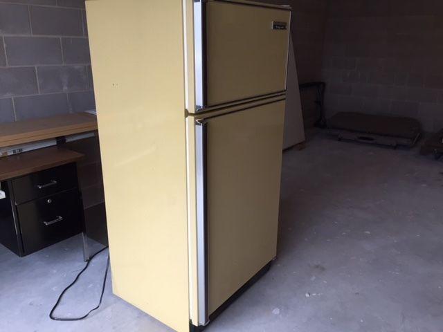 Hotpoint frost free two door refrigerator -- works good