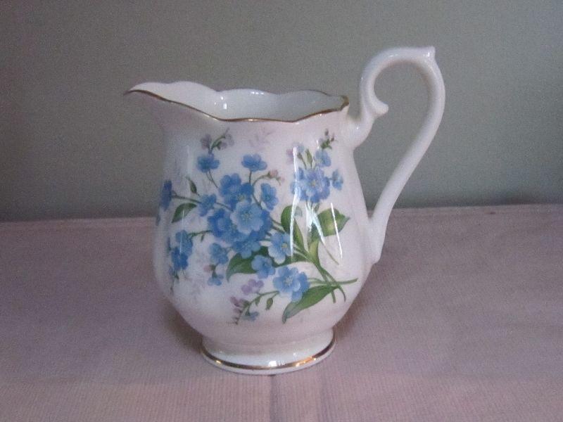 ROYAL ALBERT FORGET-ME-NOT CHINA FOR SALE!
