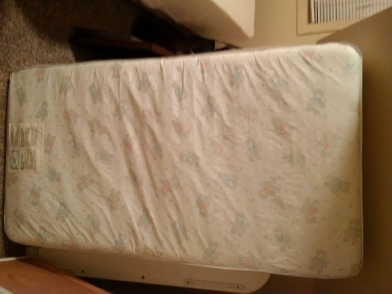 crib mattress and fitted sheet