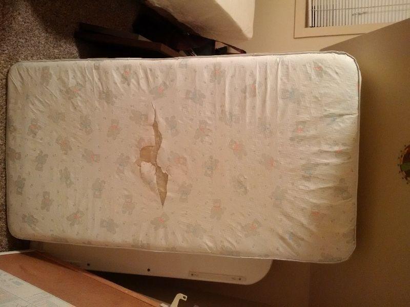 crib mattress and fitted sheet