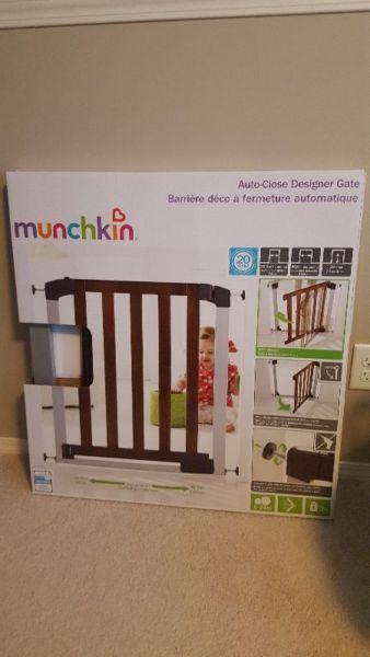 Munchkin Auto Close Designer Safety Gate - BRAND NEW IN BOX