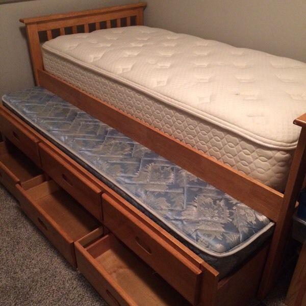 Trundle bed with latex free mattress