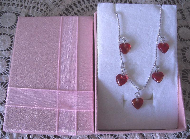 2 GIFT BOXED BRACELETS WITH RED, OR SILVER & PINK HEARTS