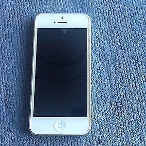 iPhone 5 white with charger 16gb