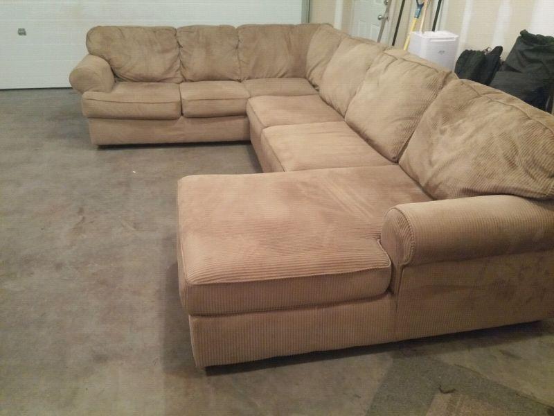 Leon's Furniture 3 pc [silk]Sectional (was 2800$ 18 months ago)