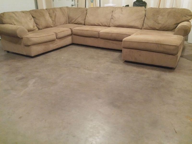 Leon's Furniture 3 pc [silk]Sectional (was 2800$ 18 months ago)