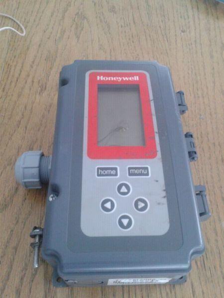 Honeywell T775M2006 Electronic Temperature Controlle