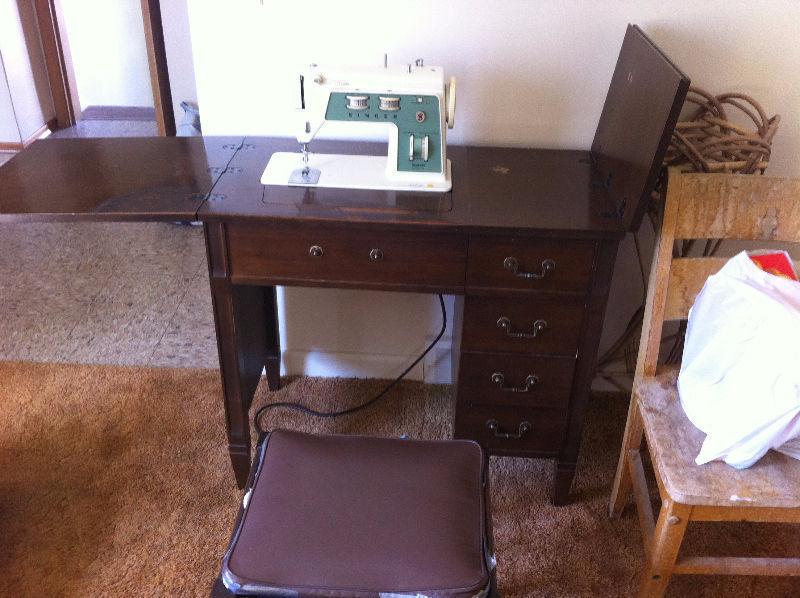 Sewing machine + stool