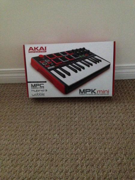 AKAI PROFESSIONAL MPK MINI COMPACT KEYBOARD AND PAD CONTROLLER