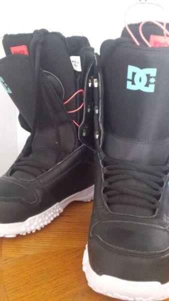 Women's size 8 DC snow board boots
