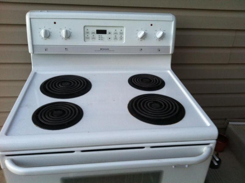 FRIDGAIRE WHITE STOVE GOOD CONDITION ,ALL 4 ELEMENTS WORKS